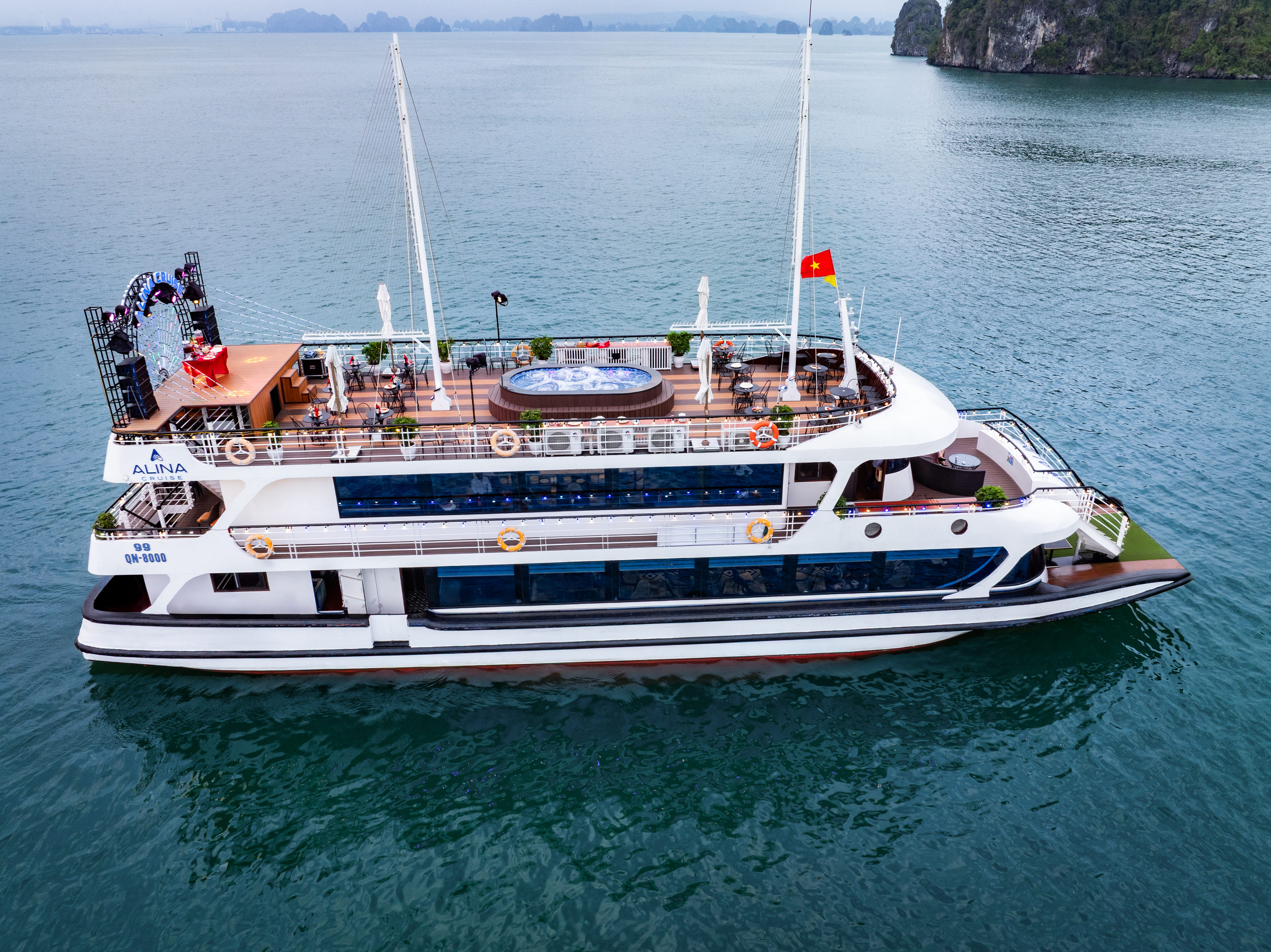 Deluxe Full Day Cruise in Ha Long Bay (5-Star)