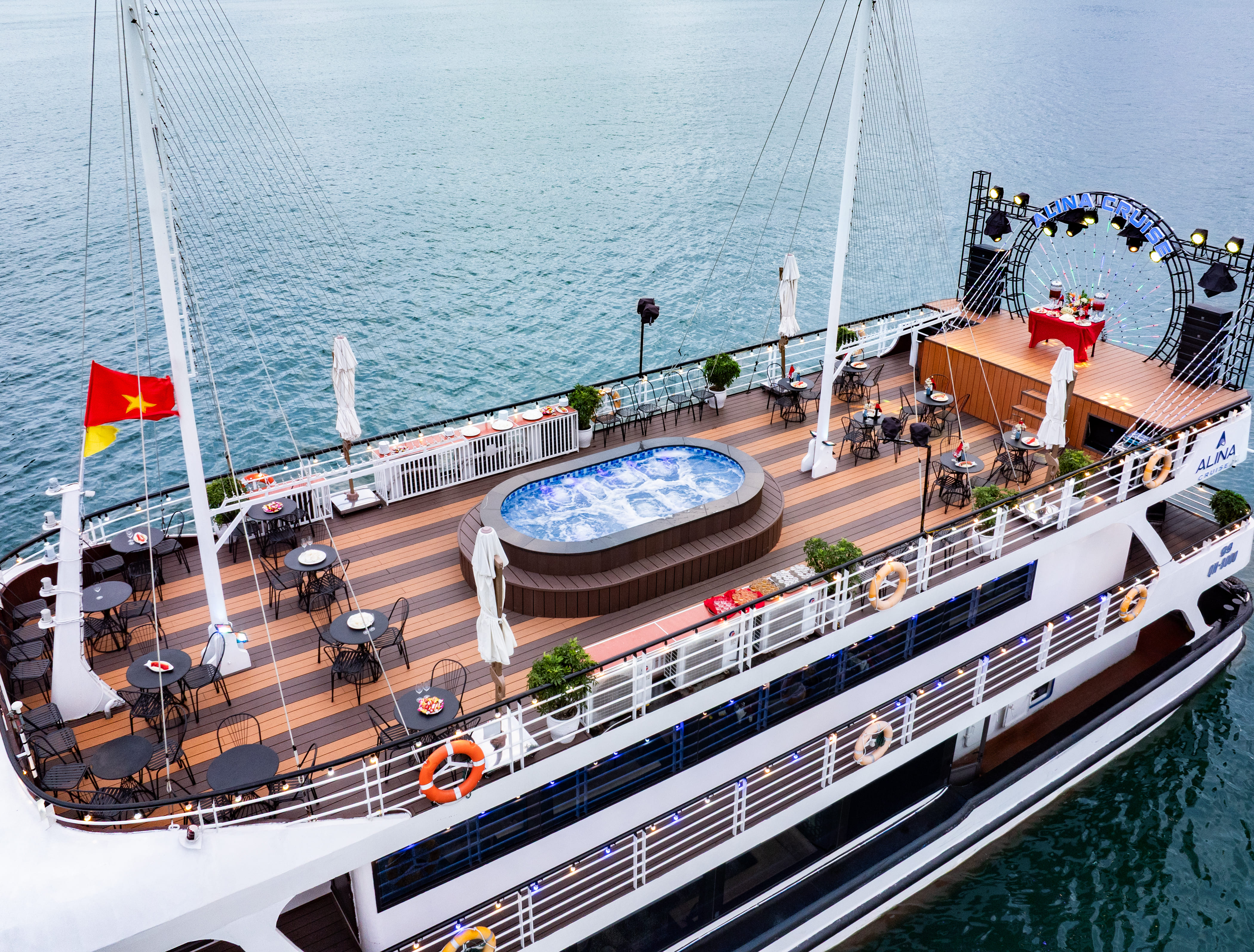 Deluxe Full Day Cruise in Ha Long Bay (5-Star)